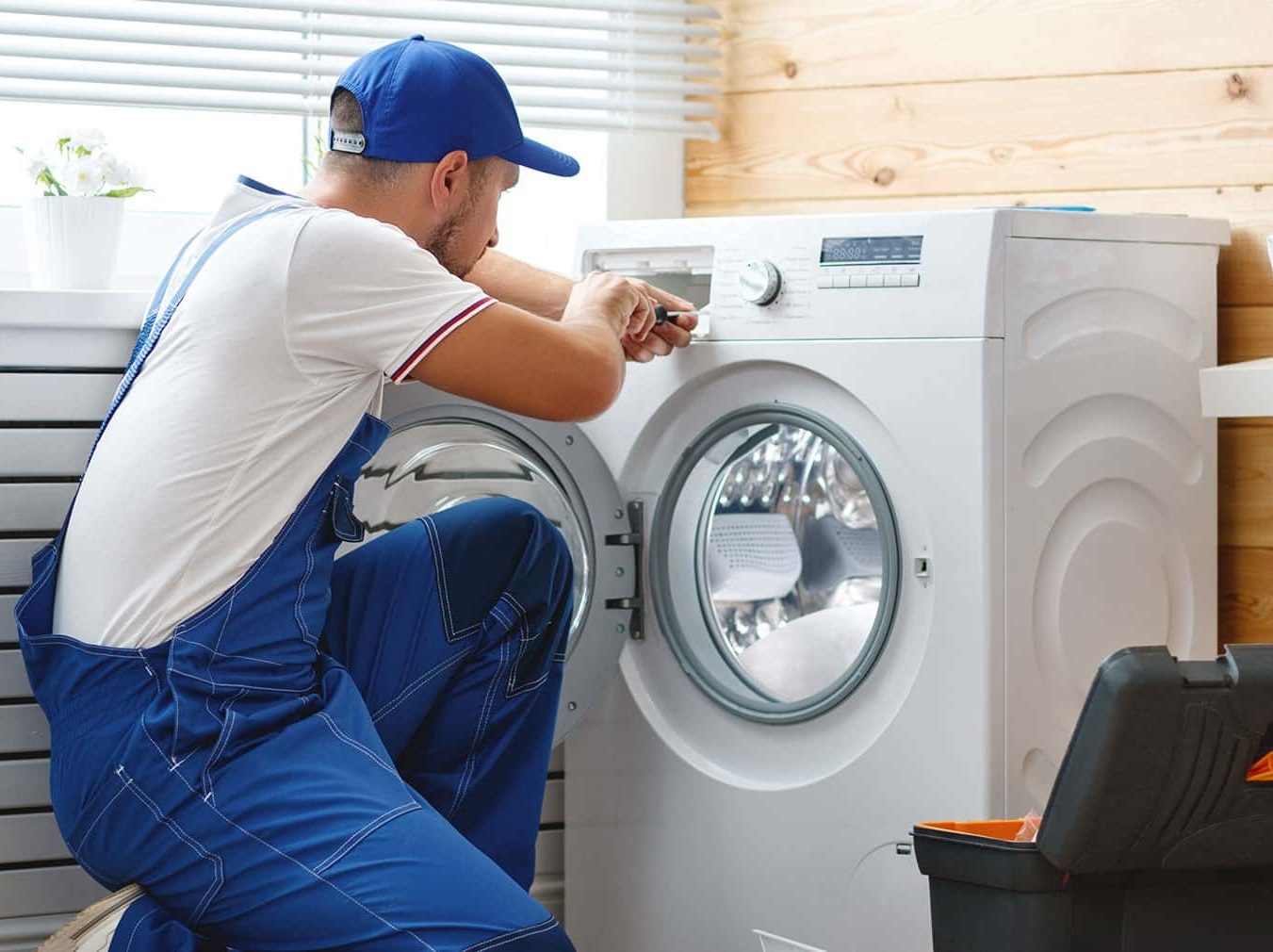 Técnico reparando electrodoméstico Balay en Bermillo de Sayago